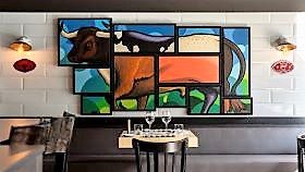Salle de restaurant, avec tableau boeuf coloré au Beef à Genève