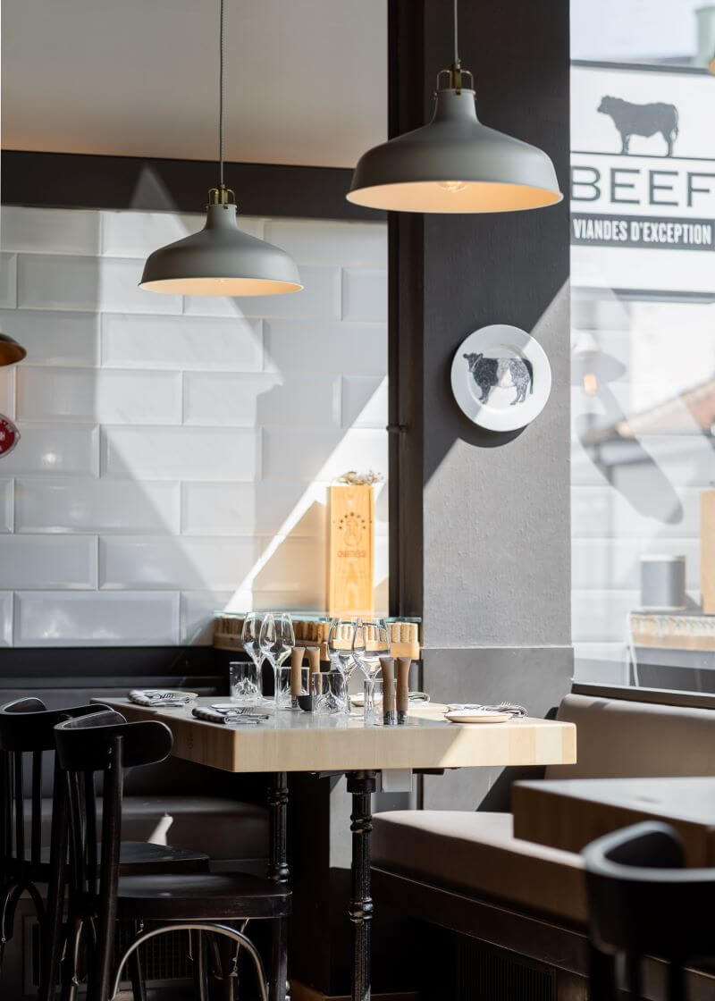 Salle de restaurant accueillante dans un restaurant à viande à Genève.